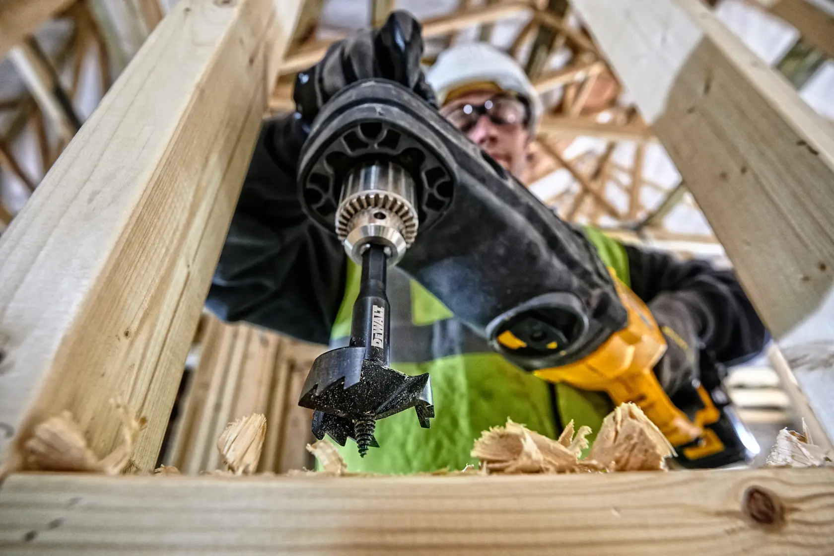 Punta DEWALT DT4578 che fora travi di legno in un cantiere edile.