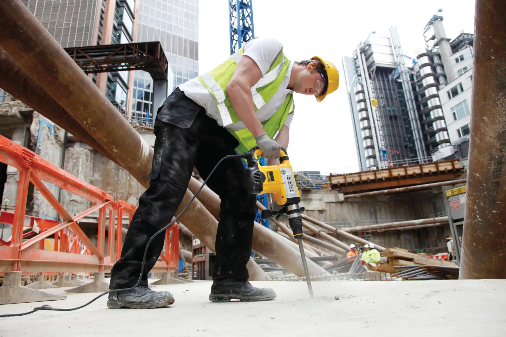 DEWALT DT8087, DT8087-QZ taladro en obra, trabajador con equipo de seguridad. Categoría fotografía.