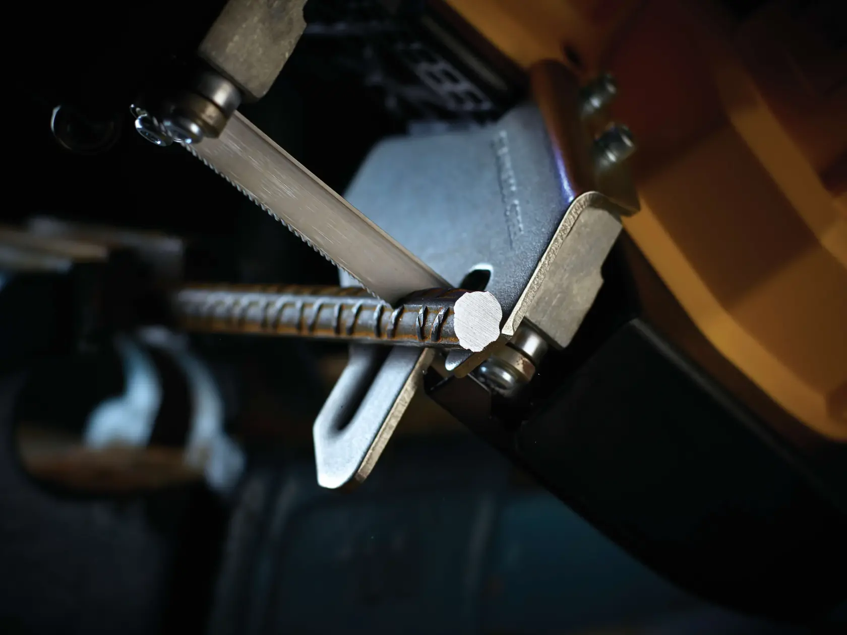 Primo piano di una lama DEWALT che taglia con precisione una barra metallica.