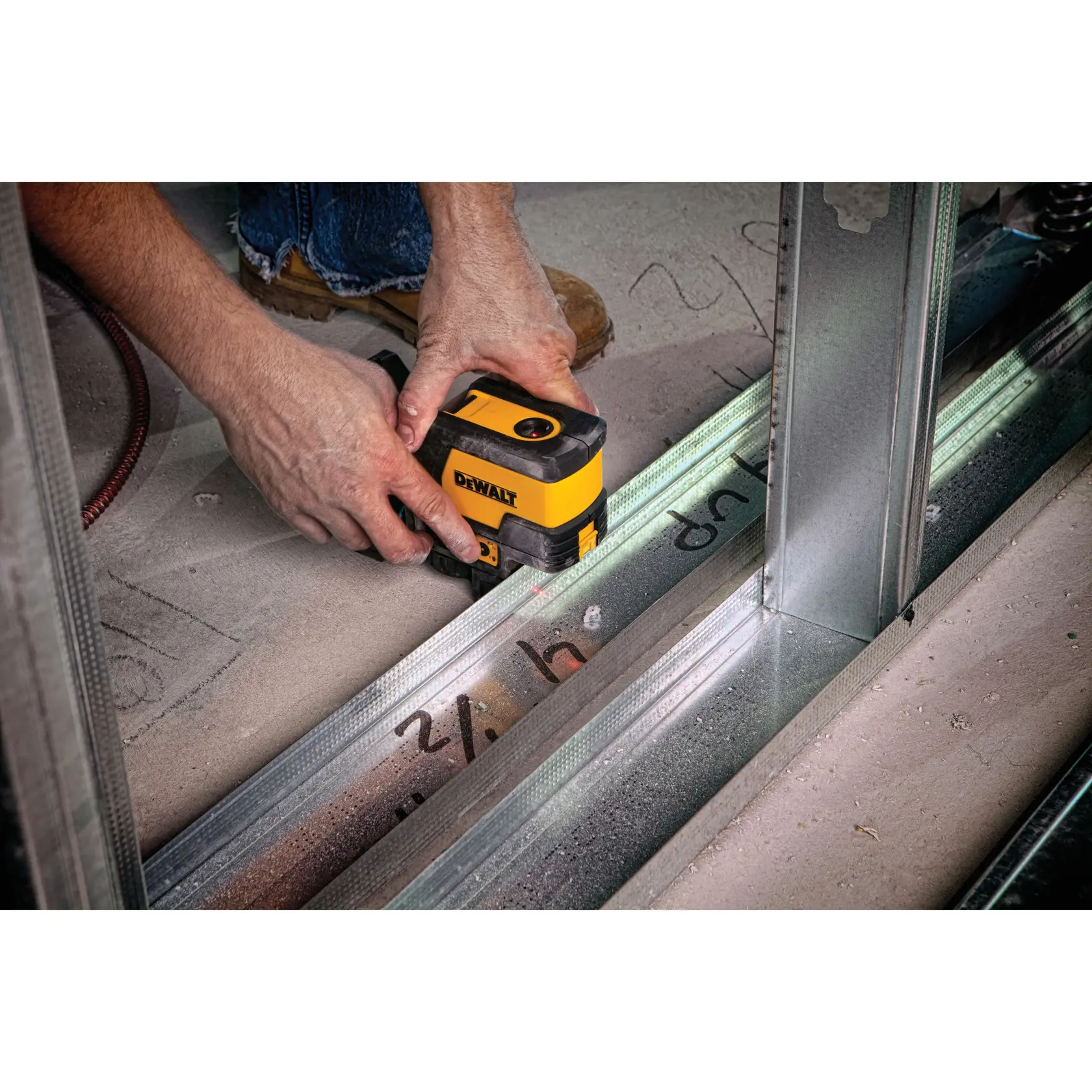 Laser DEWALT DW0822CG, DW0822 sul pavimento cantiere; operaio su ponteggio con protezione.