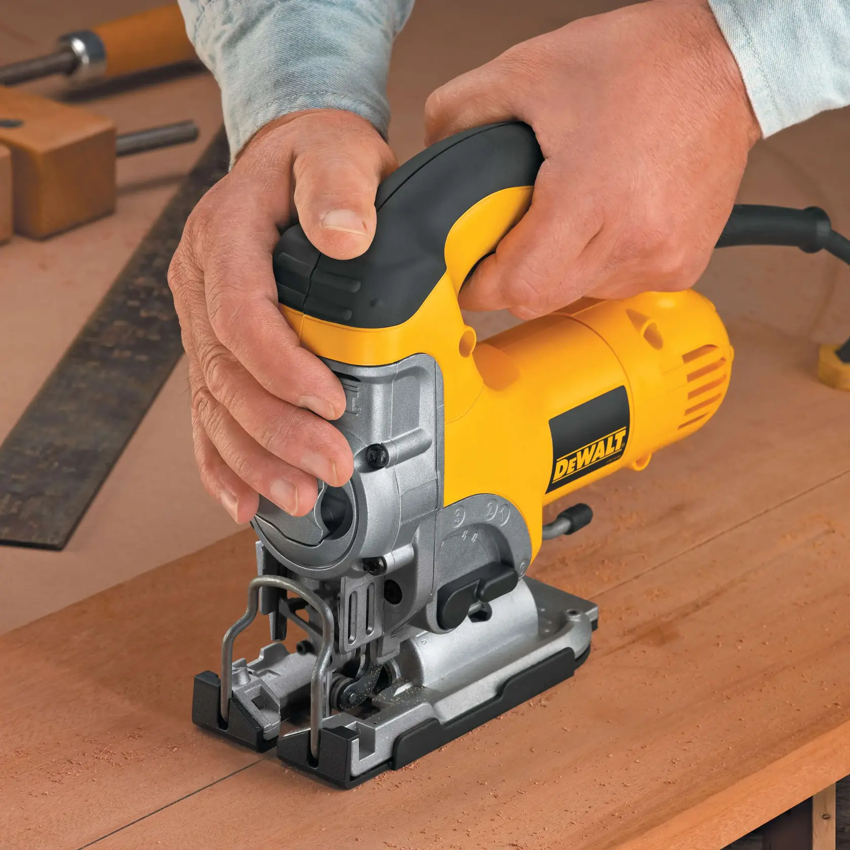 Priamočiara píla s hornou rukoväťou pre náročné podmienky 701 W DEWALT®