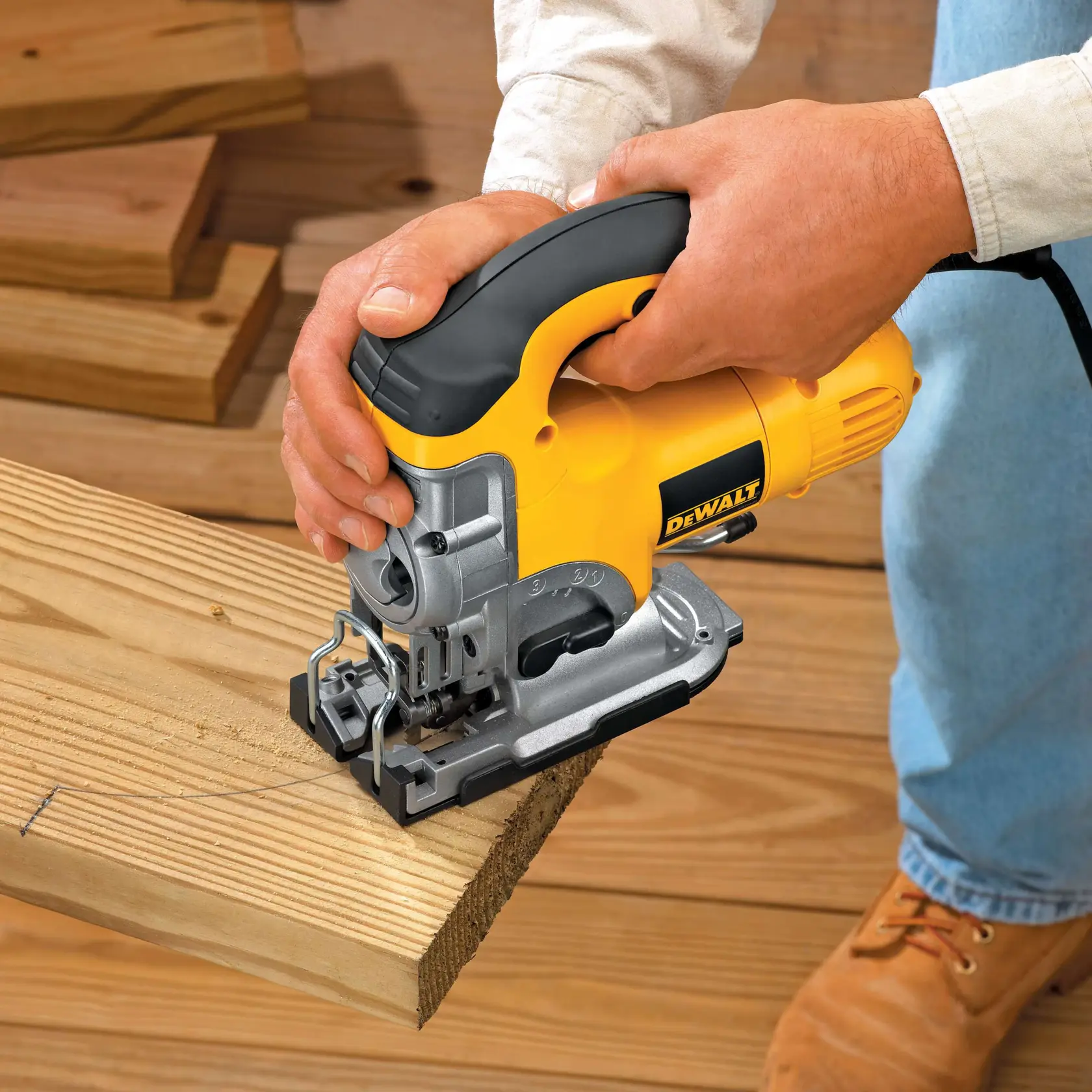 Priamočiara píla s hornou rukoväťou pre náročné podmienky 701 W DEWALT®