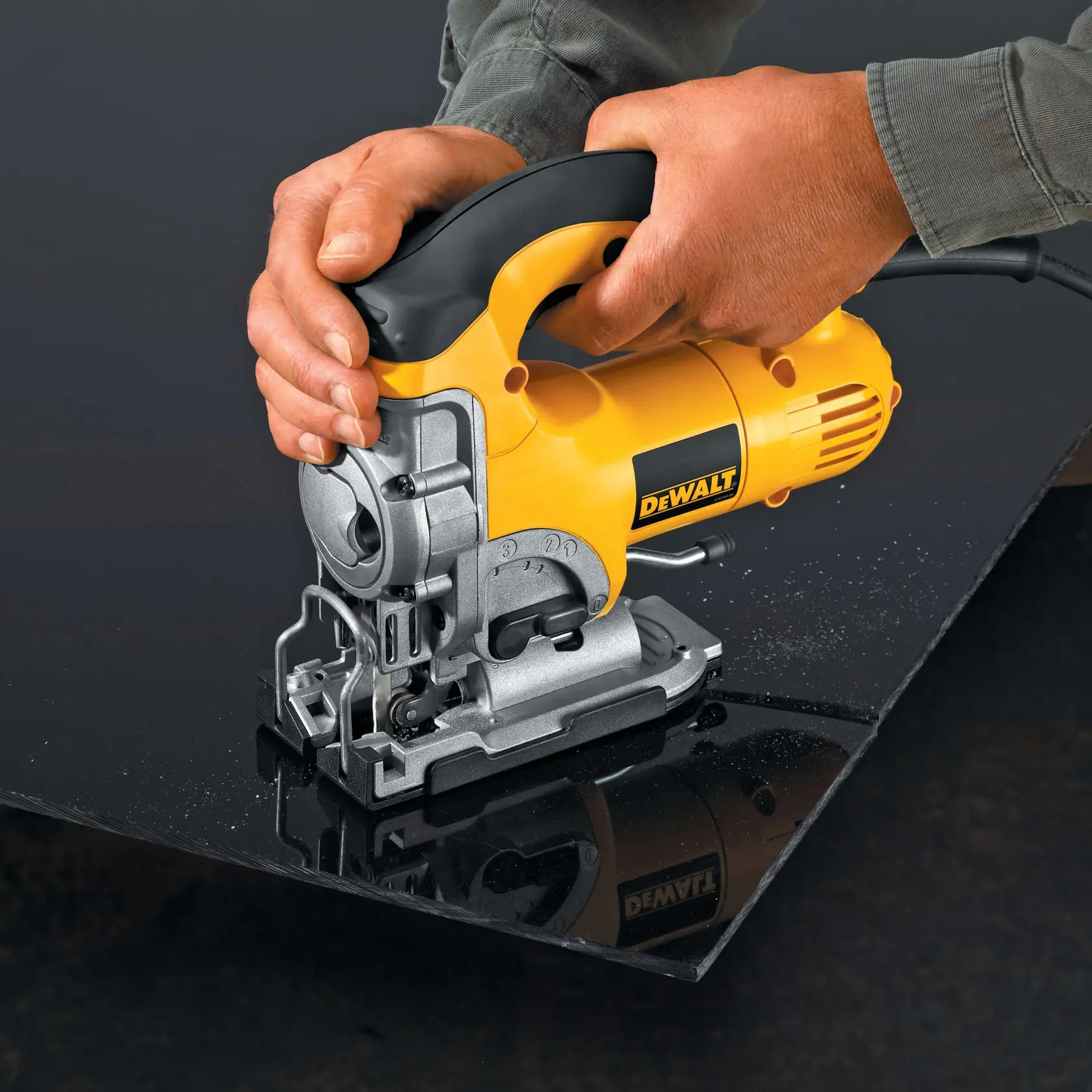 Priamočiara píla s hornou rukoväťou pre náročné podmienky 701 W DEWALT®