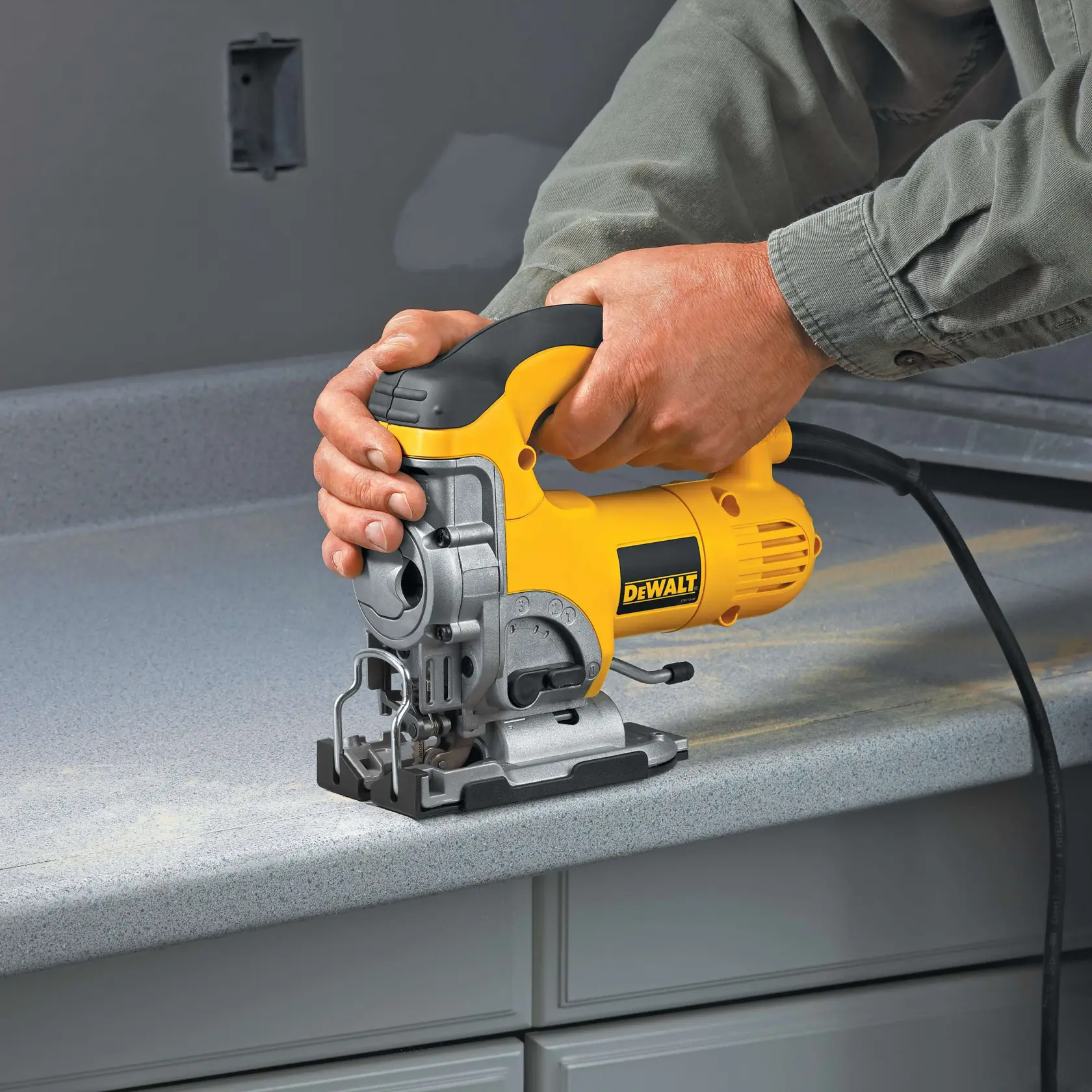 Priamočiara píla s hornou rukoväťou pre náročné podmienky 701 W DEWALT®