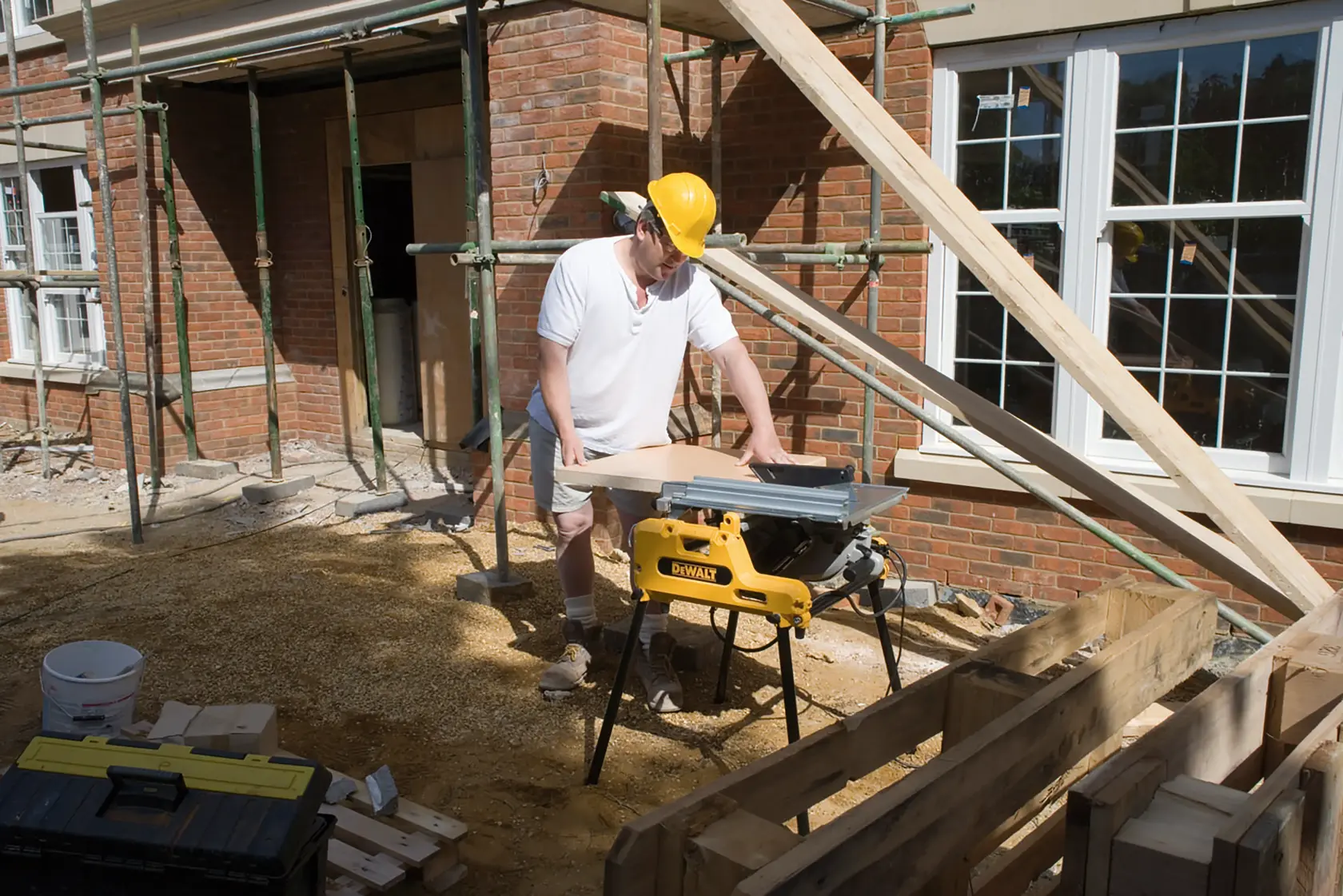Kombinovaná píla 250 mm DEWALT®