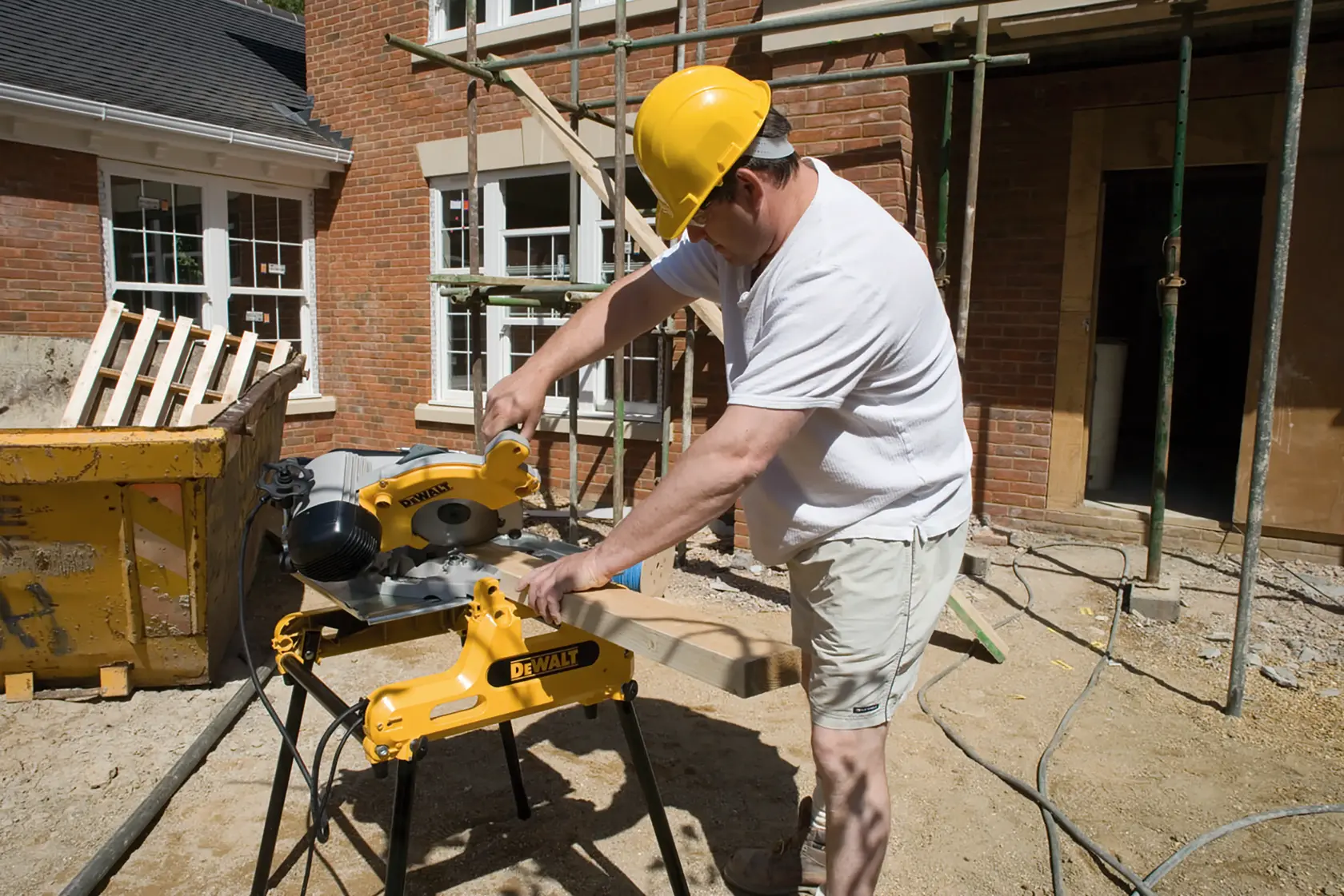Kombinovaná píla 250 mm DEWALT®