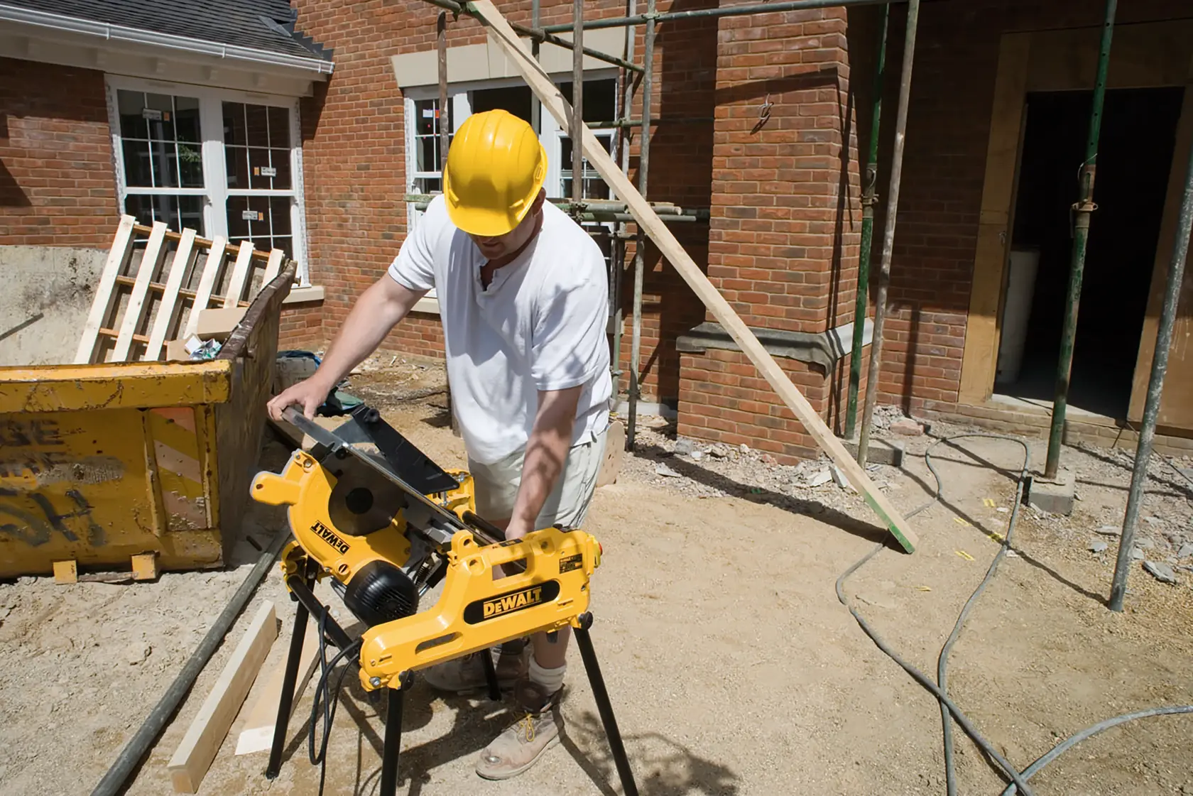Kombinovaná píla 250 mm DEWALT®