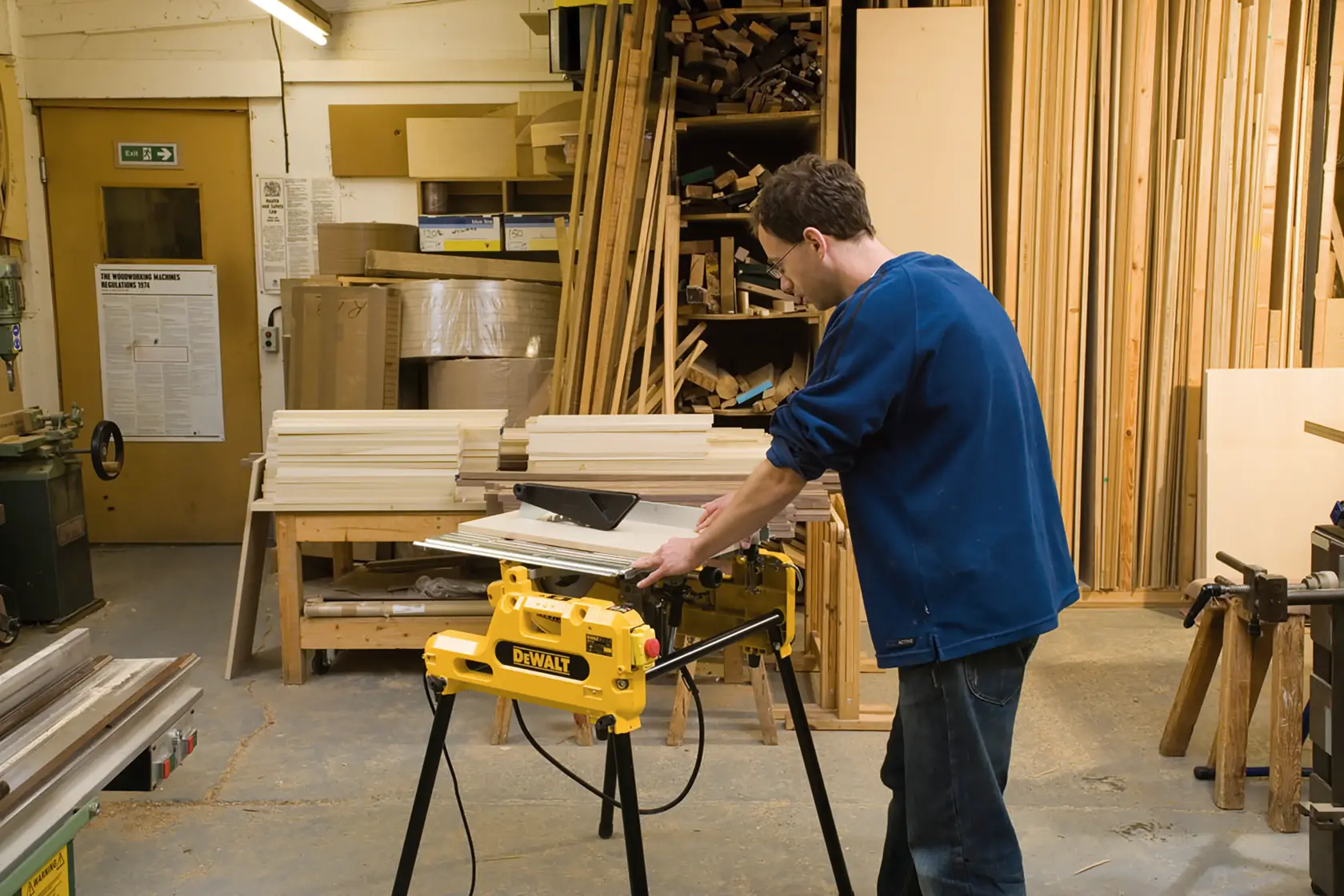 Kombinovaná píla 250 mm DEWALT®