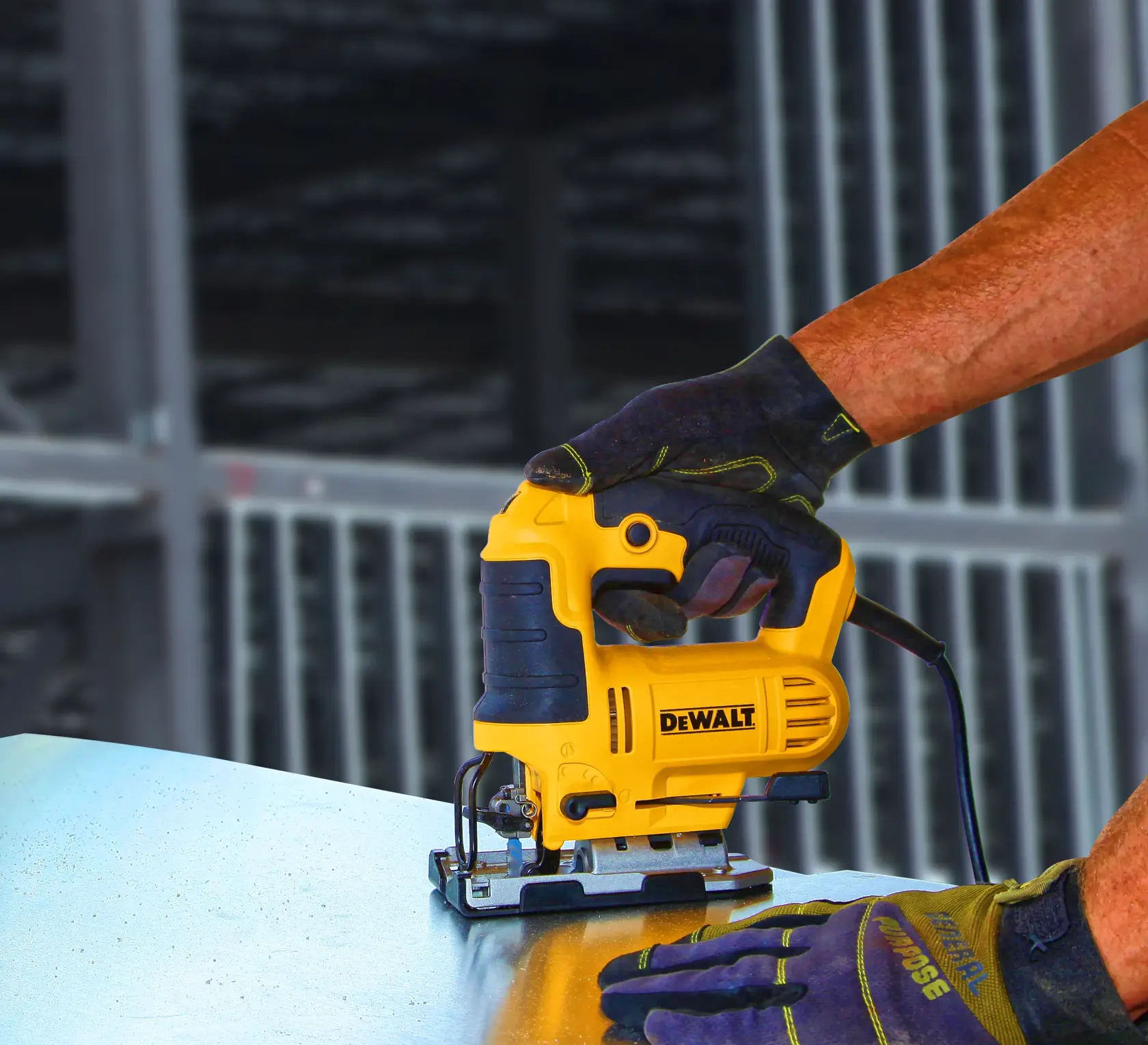 Priamočiara píla s hornou rukoväťou 650 W DEWALT®
