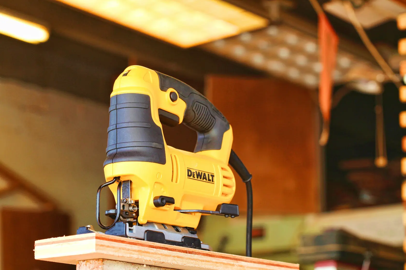 Priamočiara píla s hornou rukoväťou 650 W DEWALT®