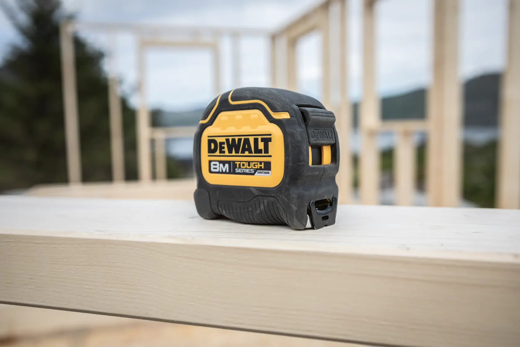 Metro DEWALT 8 metri Tough Series su una trave di legno in un cantiere.