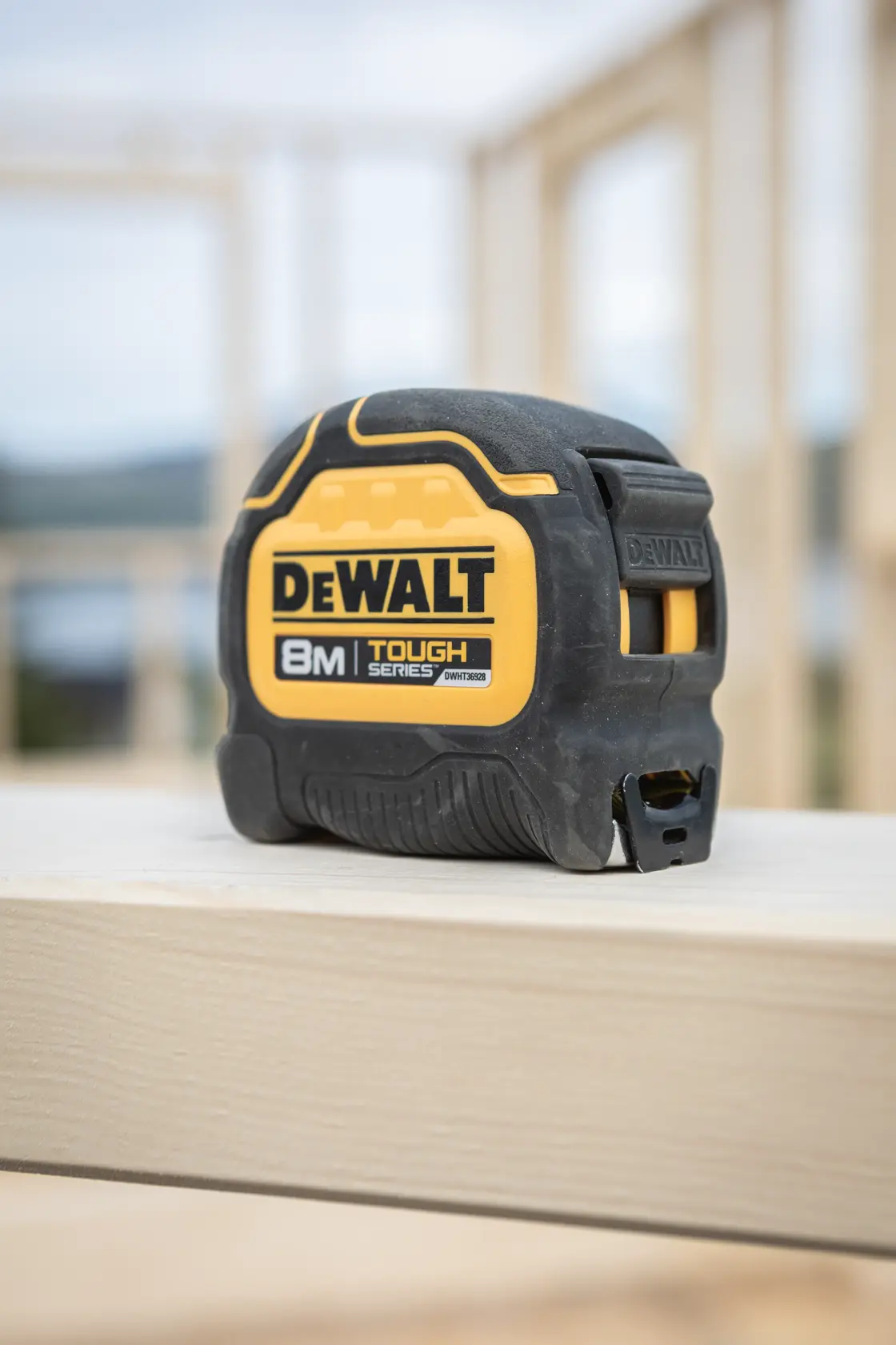 Metro DEWALT 8m Tough Series su una tavola di legno in un cantiere.