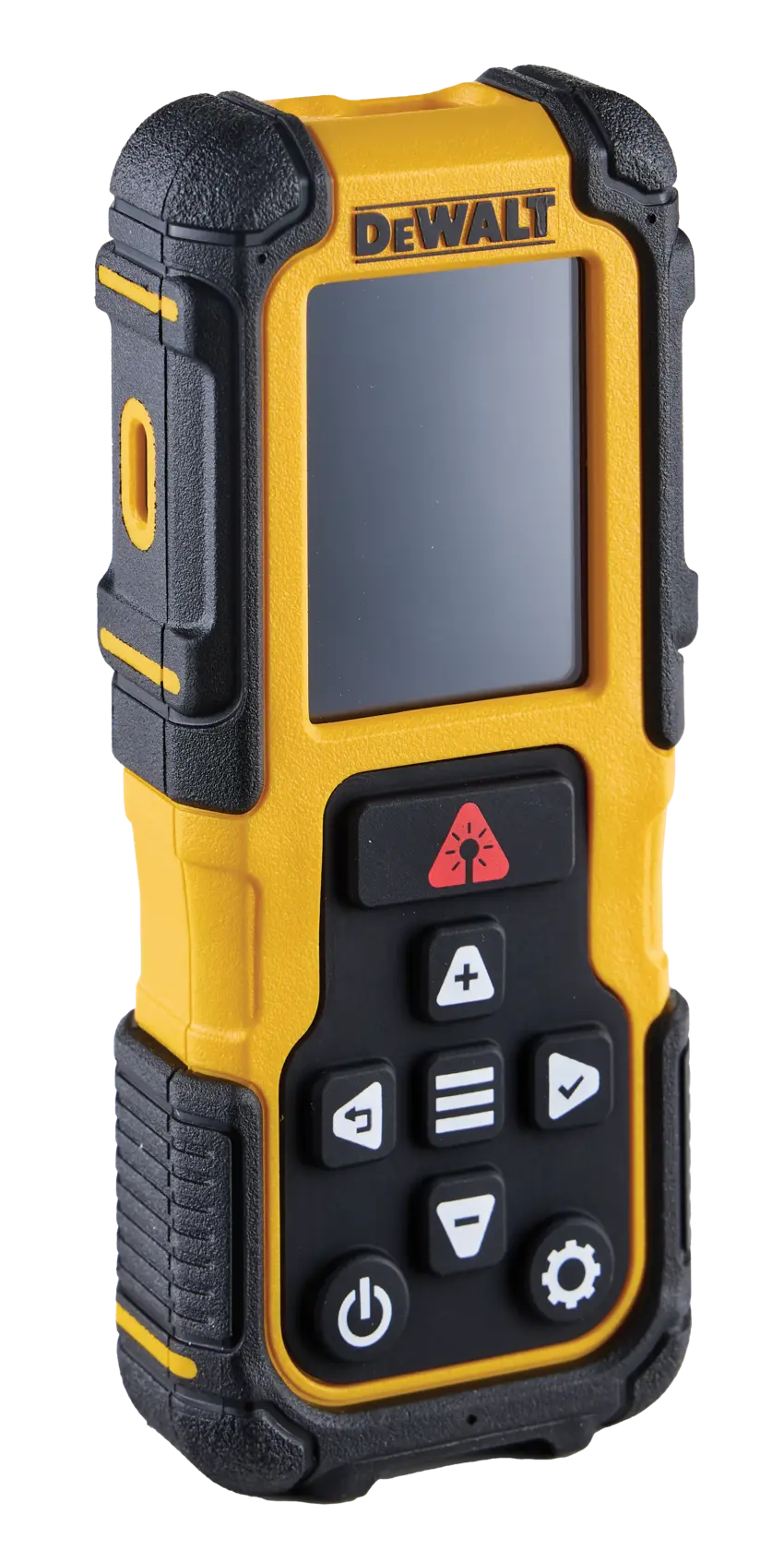 Mano con guanto tiene misuratore laser DEWALT contro la parete; lavoratore con casco bianco.