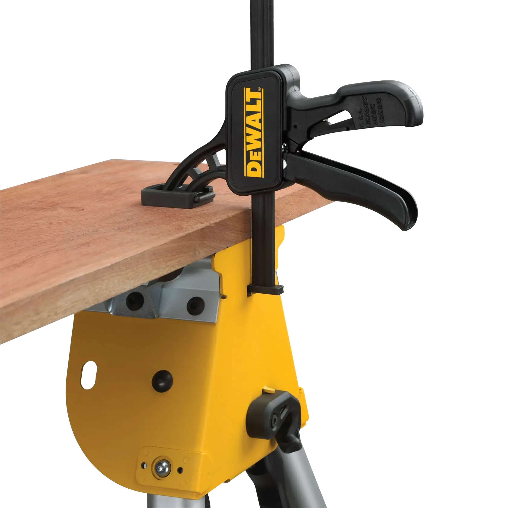 Morsa DEWALT fissa una tavola di legno a un banco da lavoro giallo per stabilità in lavorazione.