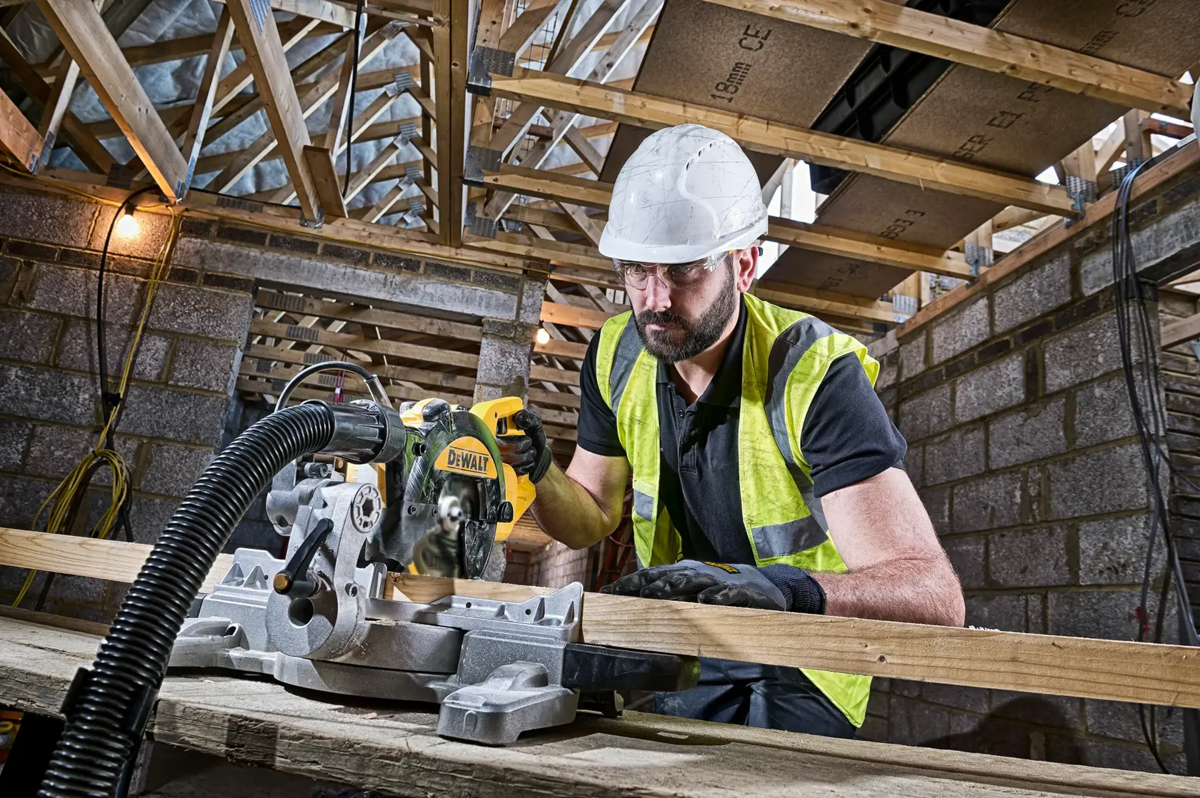 Pokosová píla 216 mm DEWALT®