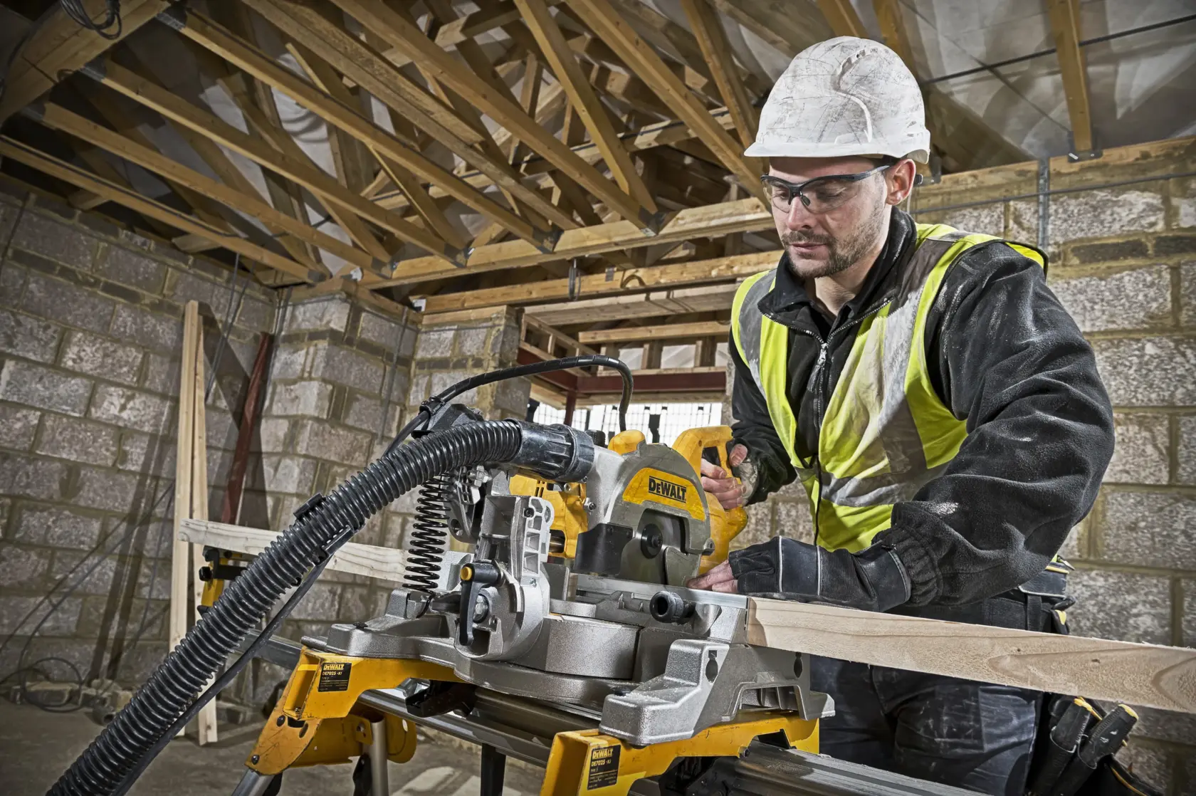 Pokosová píla 216 mm DEWALT®