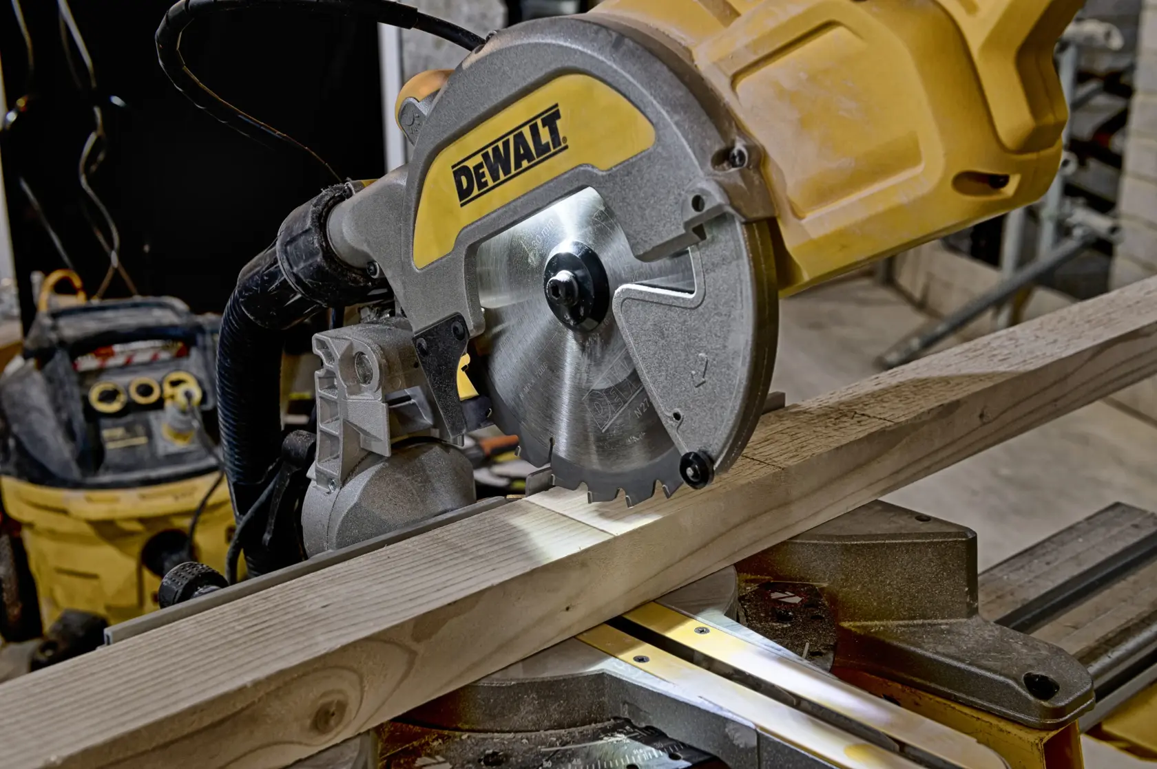 Pokosová píla 216 mm DEWALT®