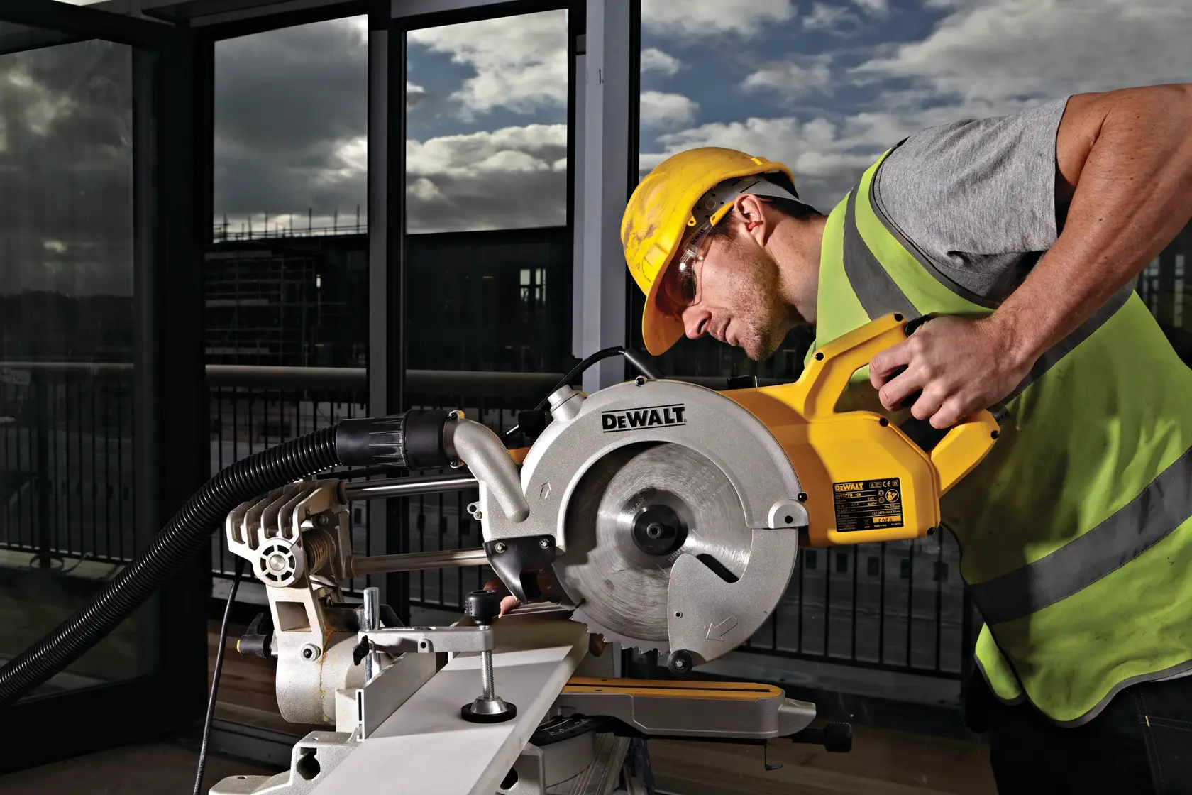 Pokosová píla 250 mm DEWALT®