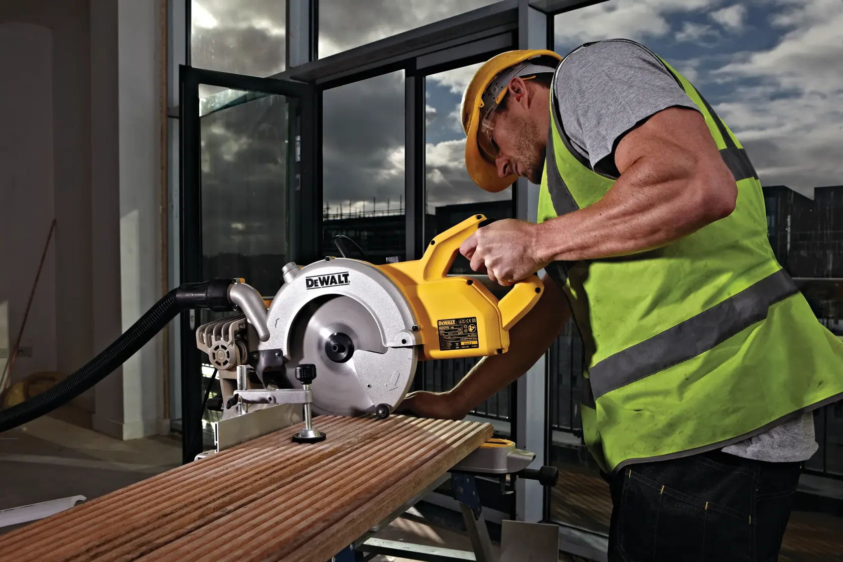 Pokosová píla 250 mm DEWALT®