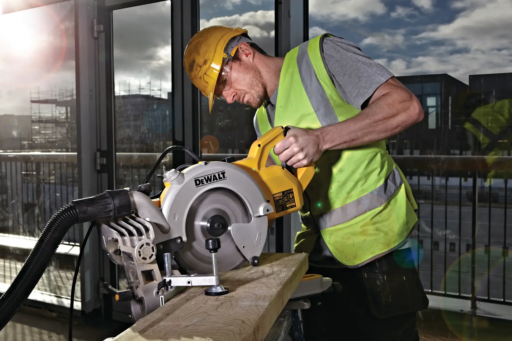 Pokosová píla 250 mm DEWALT®