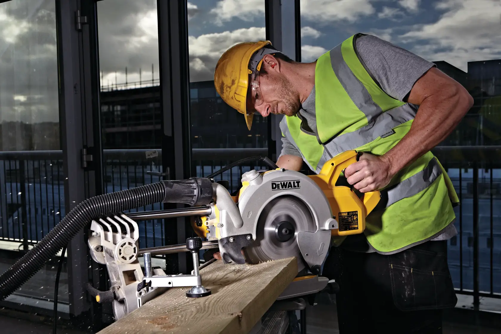 Pokosová píla 250 mm DEWALT®