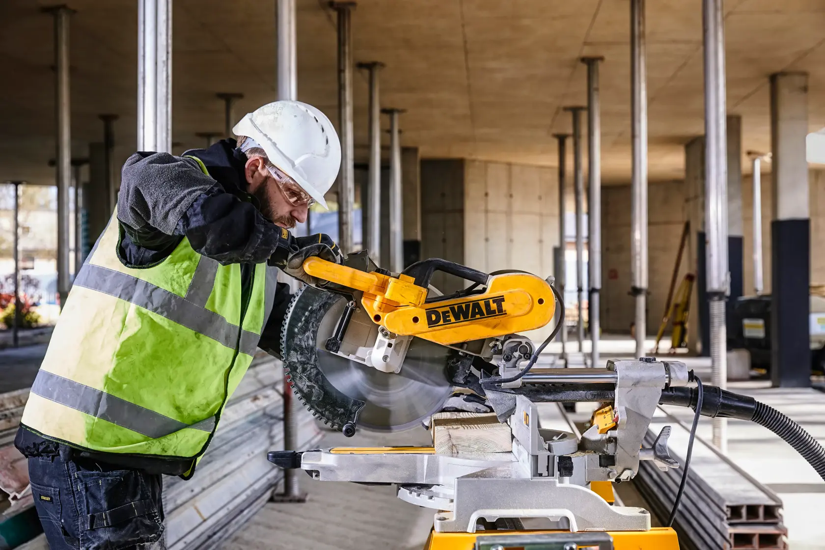 Pokosová píla 305 mm DEWALT®