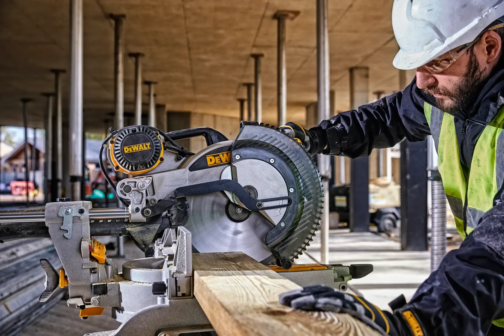 Pokosová píla 305 mm DEWALT®